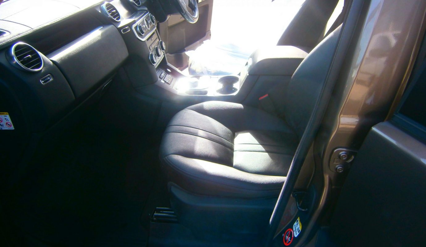 Land Rover Discovery Commercial