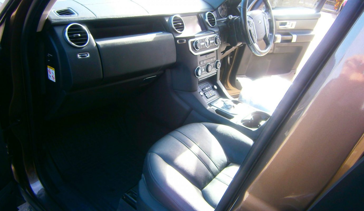 Land Rover Discovery Commercial